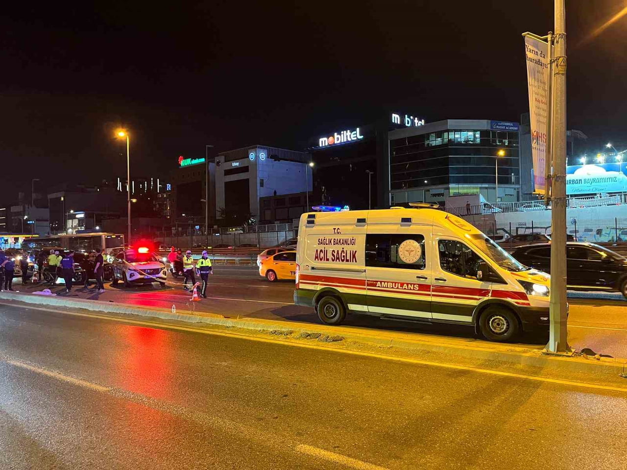 BAKIRKÖY E5’TE SEYİR HALİNDEKİ MOTOSİKLET AYDINLATMA DİREĞİNE ÇARPIP SAVRULDU : 2 ÖLÜ