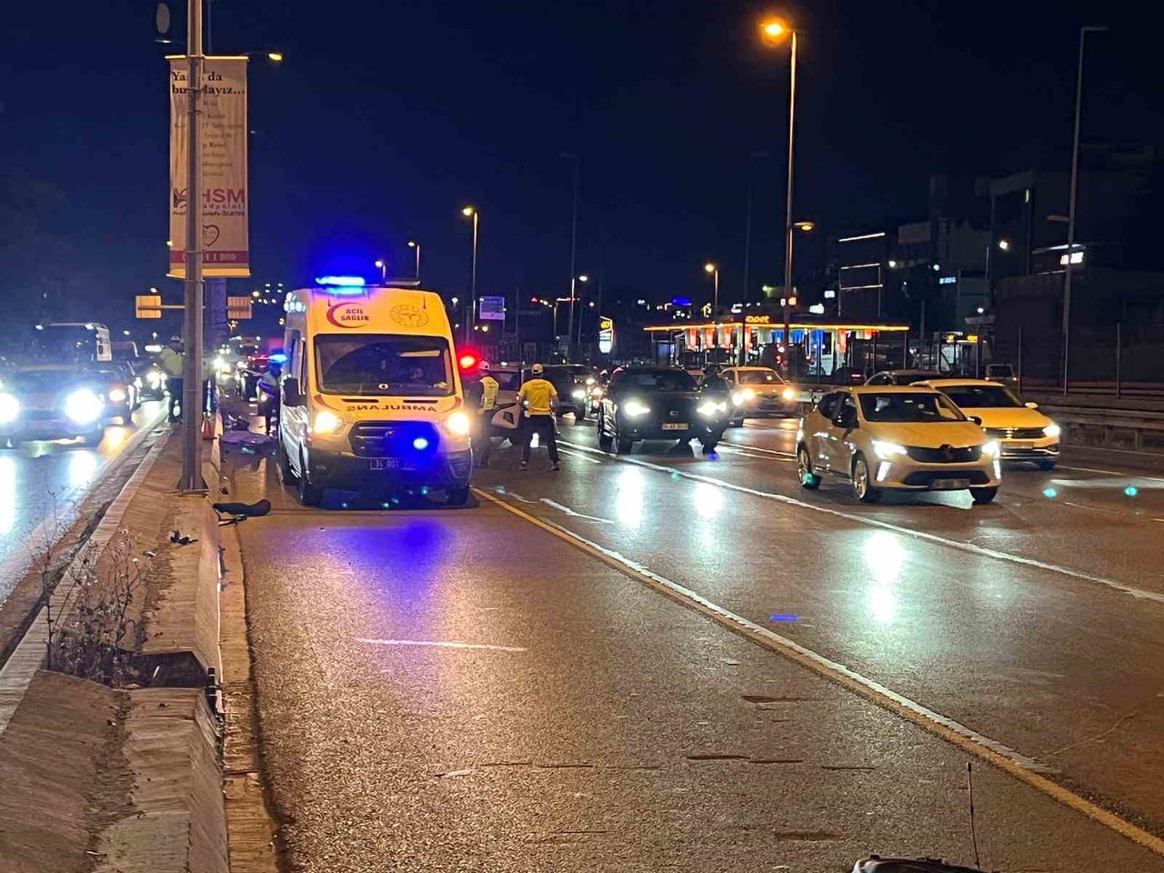 BAKIRKÖY E5’TE SEYİR HALİNDEKİ MOTOSİKLET AYDINLATMA DİREĞİNE ÇARPIP SAVRULDU : 2 ÖLÜ