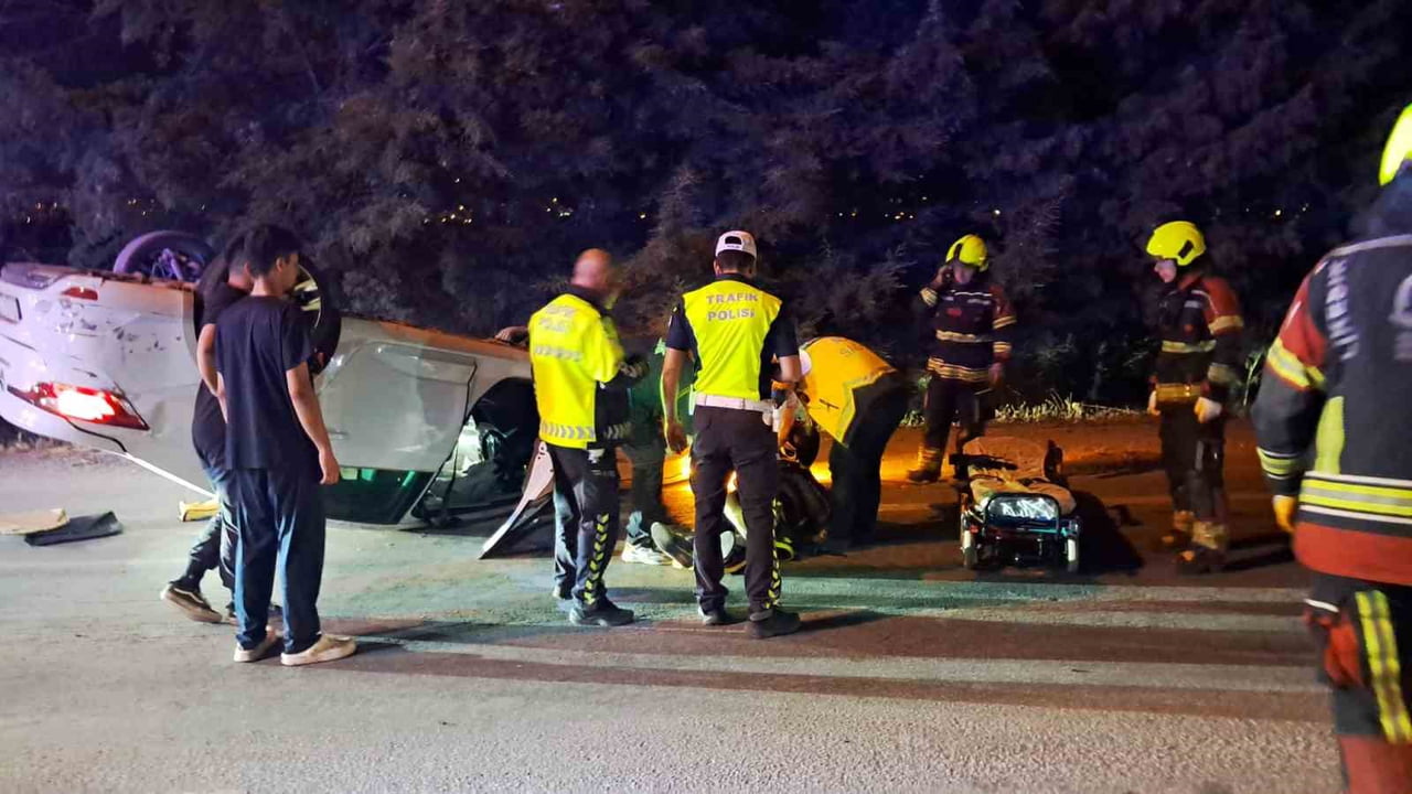 BALIKESİR'DE AŞIRI HIZ TAKLA ATTIRDI; 2 YARALI