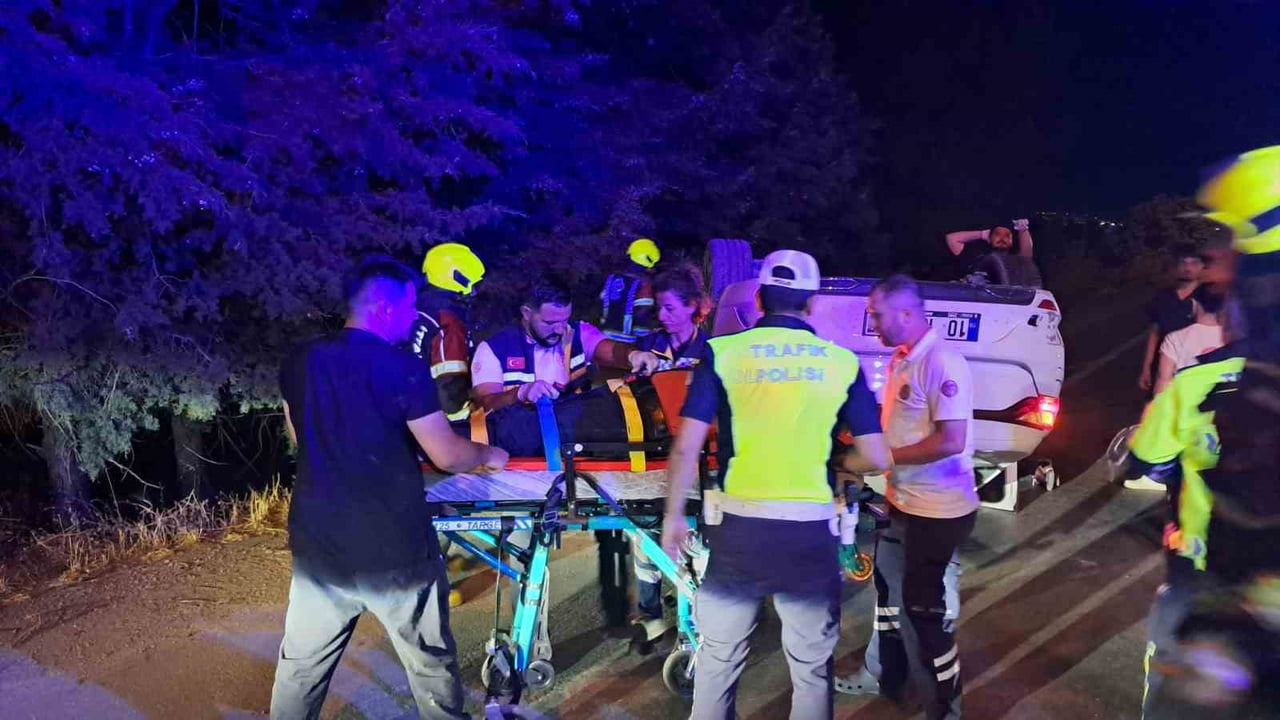 BALIKESİR'DE AŞIRI HIZ TAKLA ATTIRDI; 2 YARALI