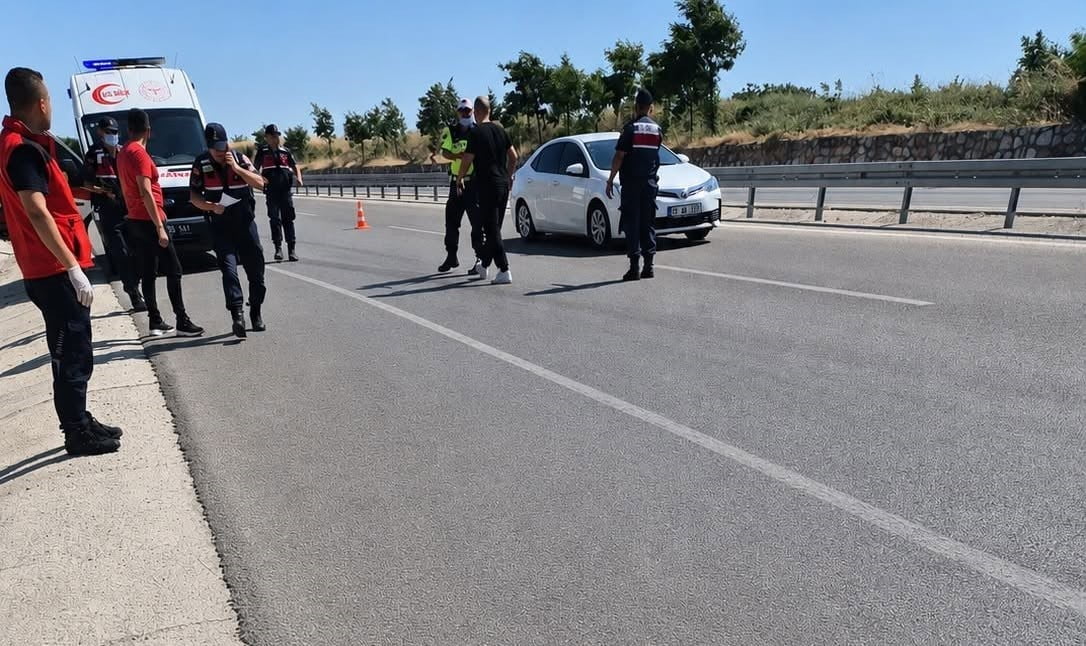 BALIKESİR'DE FECİ KAZADA SÜRÜCÜ SIKIŞARAK HAYATINI KAYBETTİ