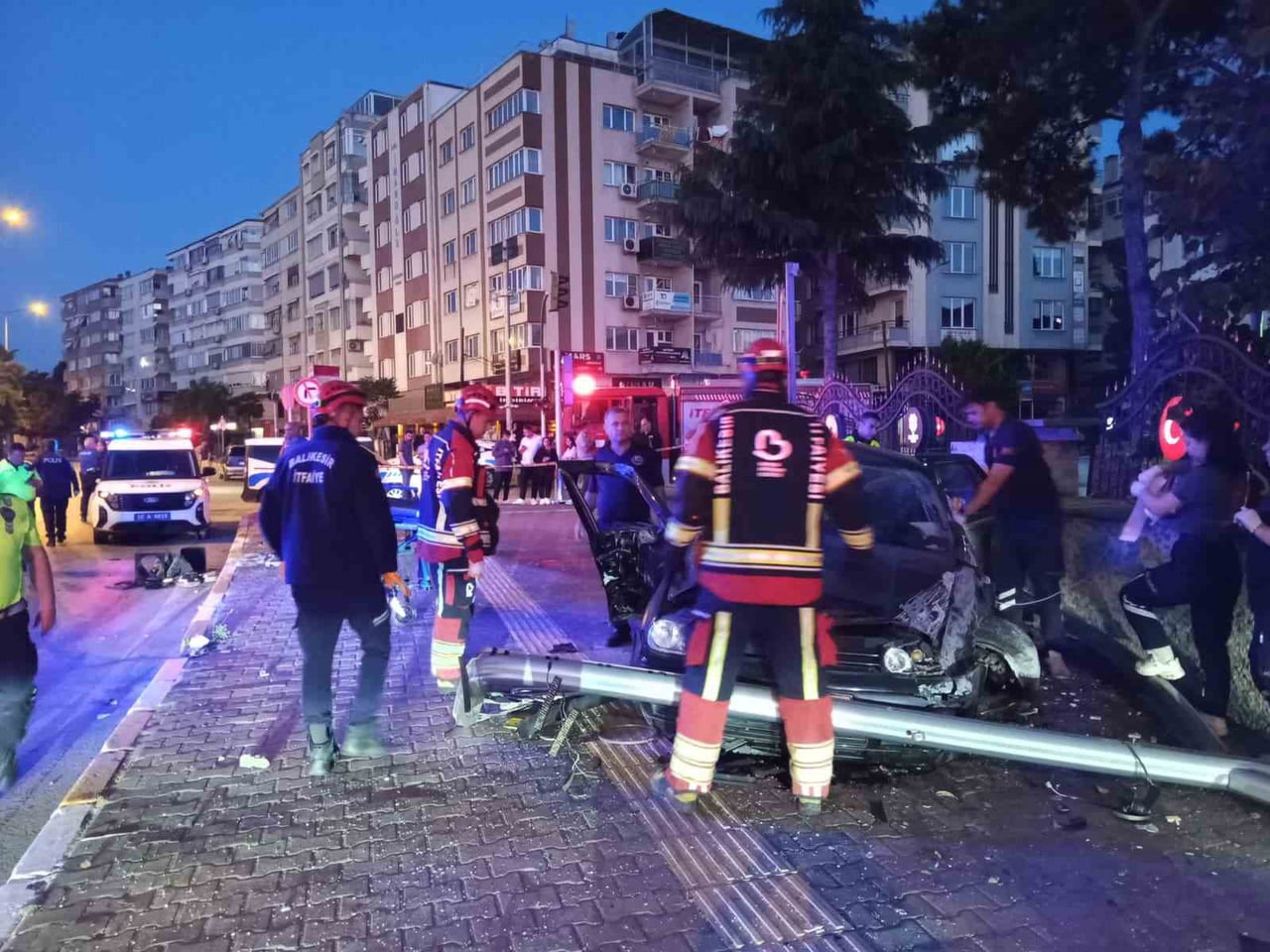 BALIKESİR'DE İSTİNAT DUVARINA ÇARPAN OTOMOBİLİN SÜRÜCÜSÜ ÖLDÜ
