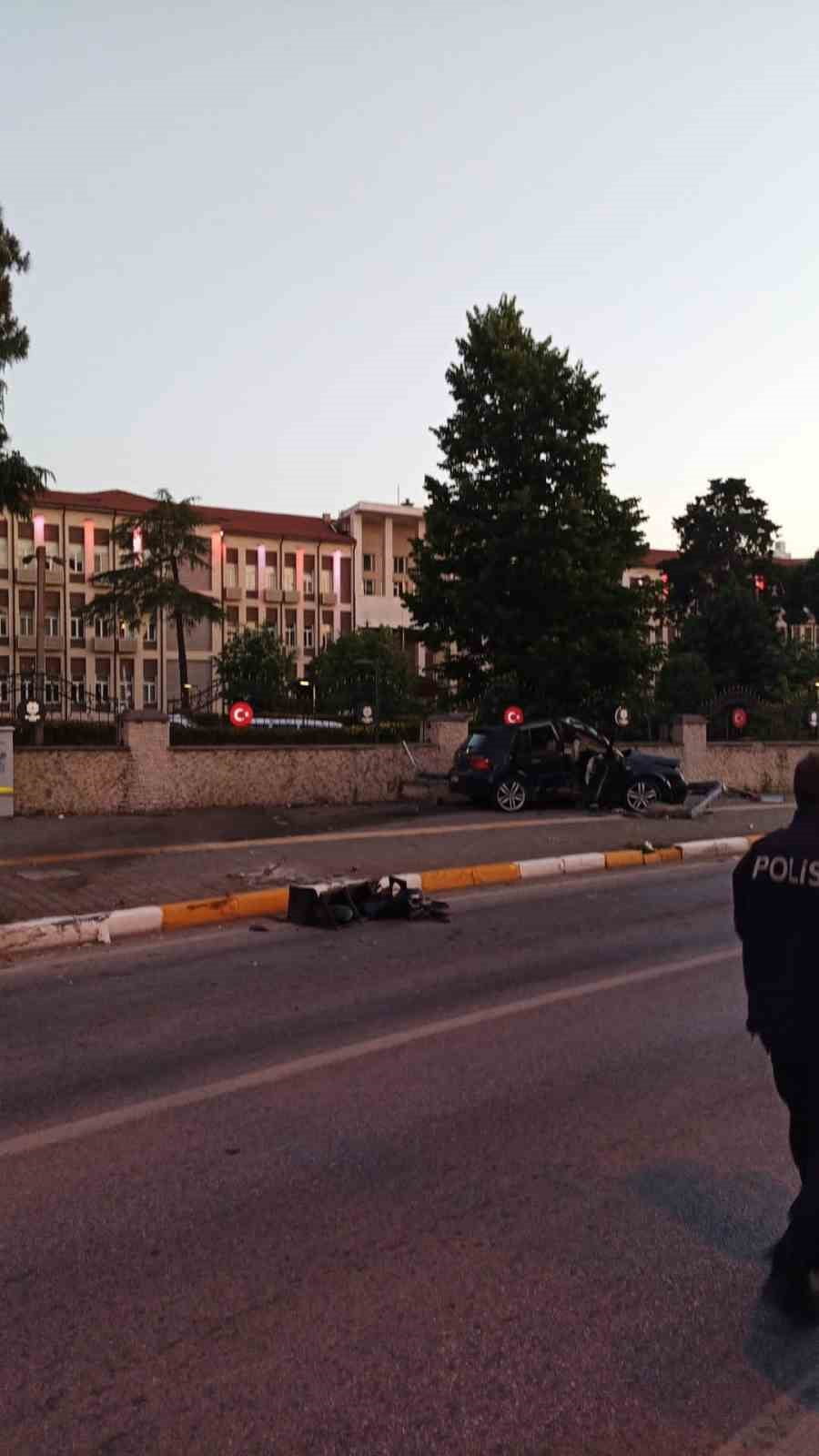 BALIKESİR'DE İSTİNAT DUVARINA ÇARPAN OTOMOBİLİN SÜRÜCÜSÜ ÖLDÜ