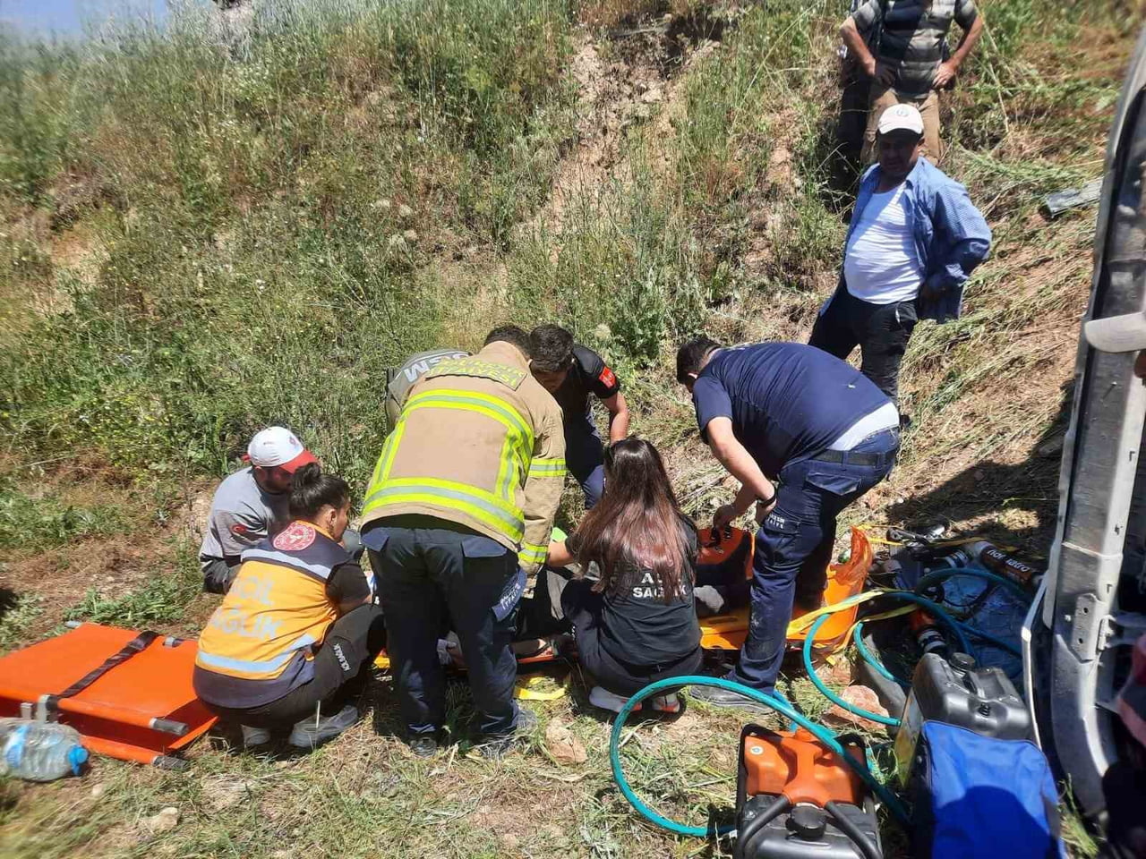 BALIKESİR'DE KAMYON KAZASINDA SÜRÜCÜ İTFAİYE EKİPLERİNCE KURTARILDI