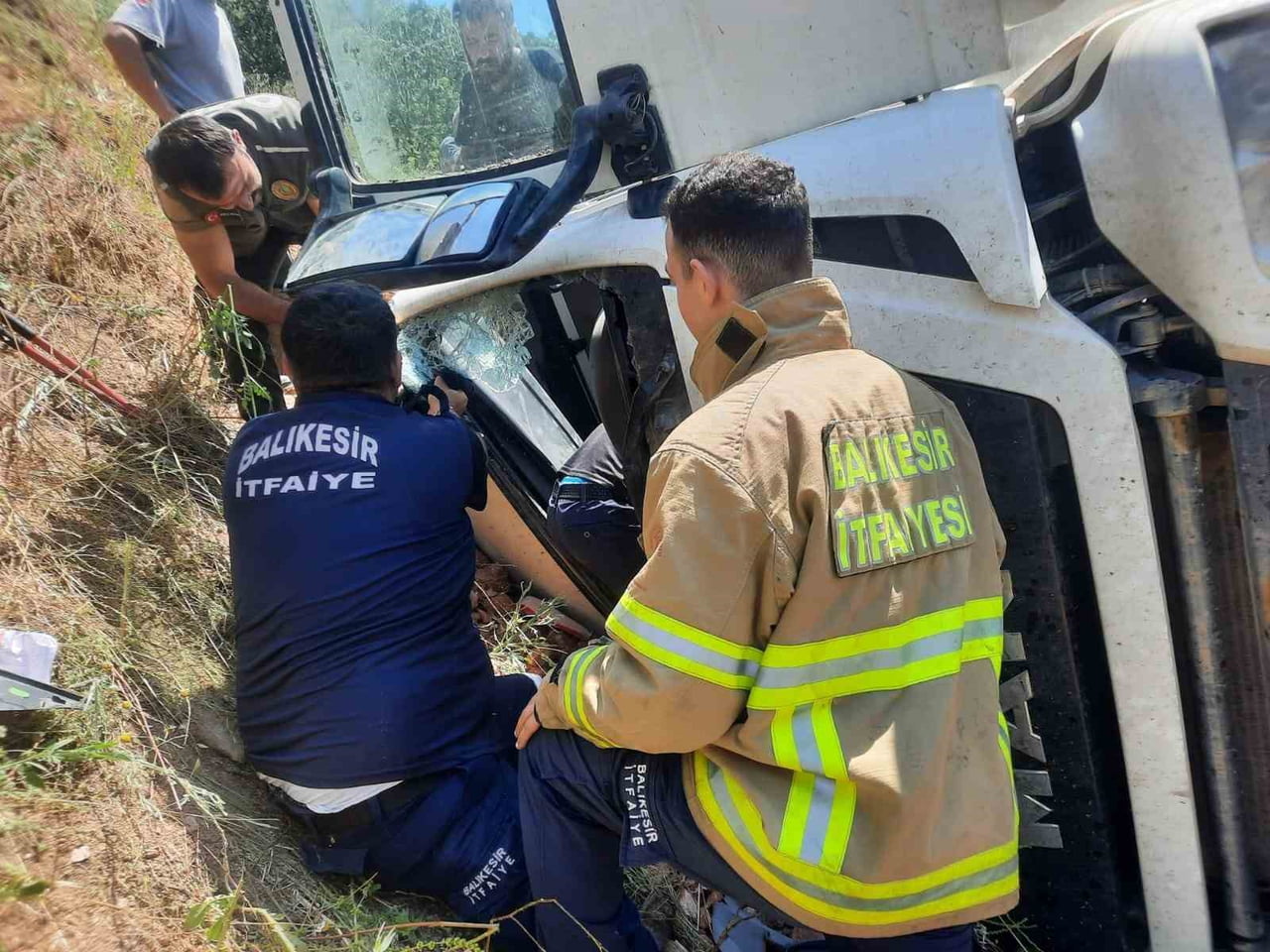 BALIKESİR'DE KAMYON KAZASINDA SÜRÜCÜ İTFAİYE EKİPLERİNCE KURTARILDI