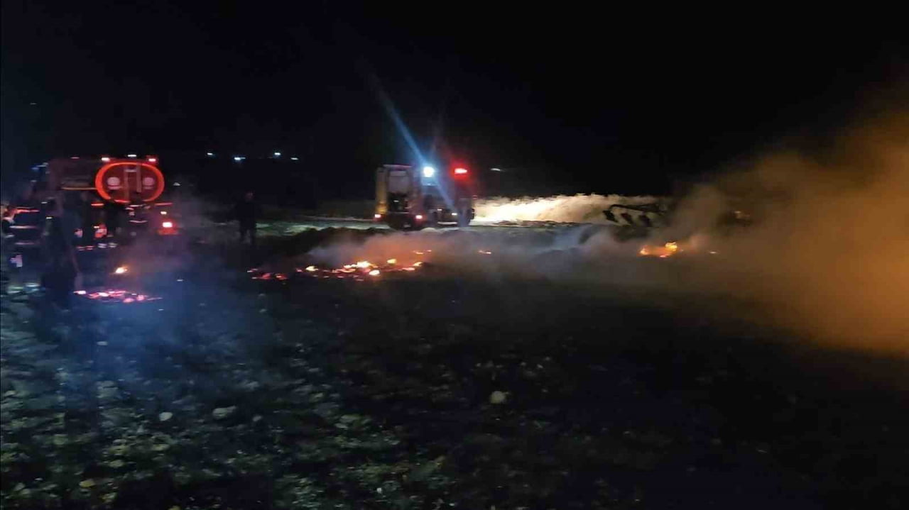 BALIKESİR'DE KIRSAL KARAMANLÖY BÖLGESİNDE OTLUK ALANDA BAŞLAYAN YANGININ GECENİN KARANLIĞINI...