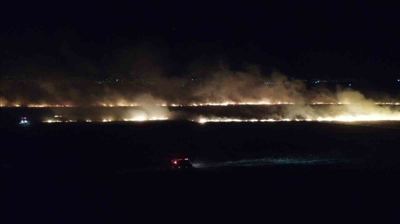 BALIKESİR'DE KIRSAL KARAMANLÖY BÖLGESİNDE OTLUK ALANDA BAŞLAYAN YANGININ GECENİN KARANLIĞINI...