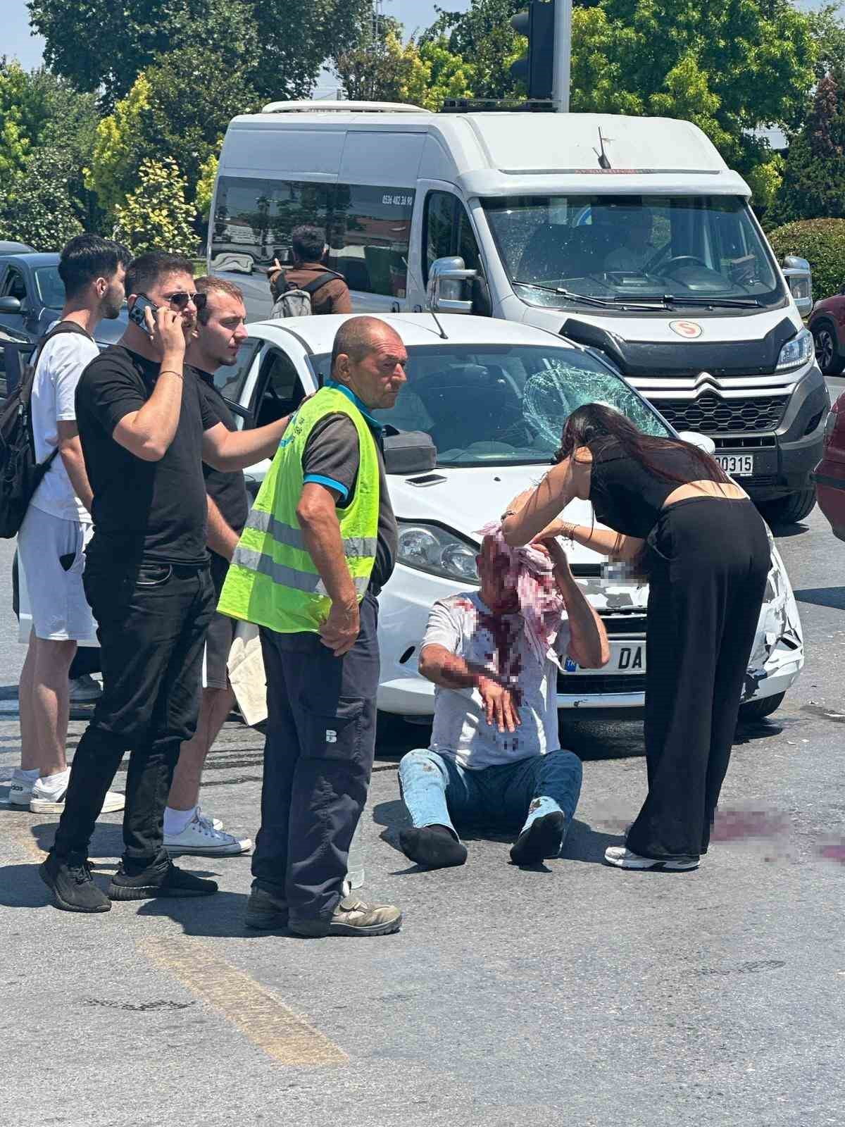 BALIKESİR'DE OTOMOBİLİN YAN YOLDAN ÇIKAN MOTOSİKLETE ÇARPMASI SONUCU MOTOSİKLET SÜRÜCÜSÜ...