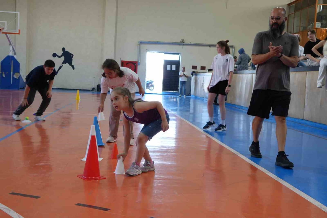 BALIKESİR'DE ÖZEL ÇOCUKLAR PARKEYE ÇIKTI VE DENEYİMLİ KOÇLARLA BASKETBOL ANTRENMANI YAPTI.