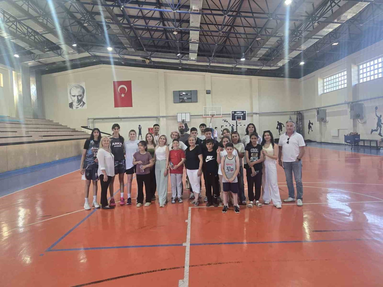 BALIKESİR'DE ÖZEL ÇOCUKLAR PARKEYE ÇIKTI VE DENEYİMLİ KOÇLARLA BASKETBOL ANTRENMANI YAPTI.
