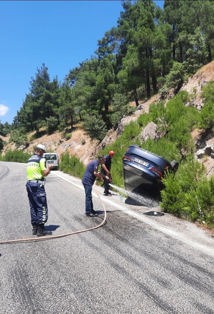 BALIKESİR'DE SEYİR HALİNDEKİ TIRA ARKADAN ÇARPAN OTOMOBİLİN TAKLA ATMASI SONUCU 4 KİŞİ...