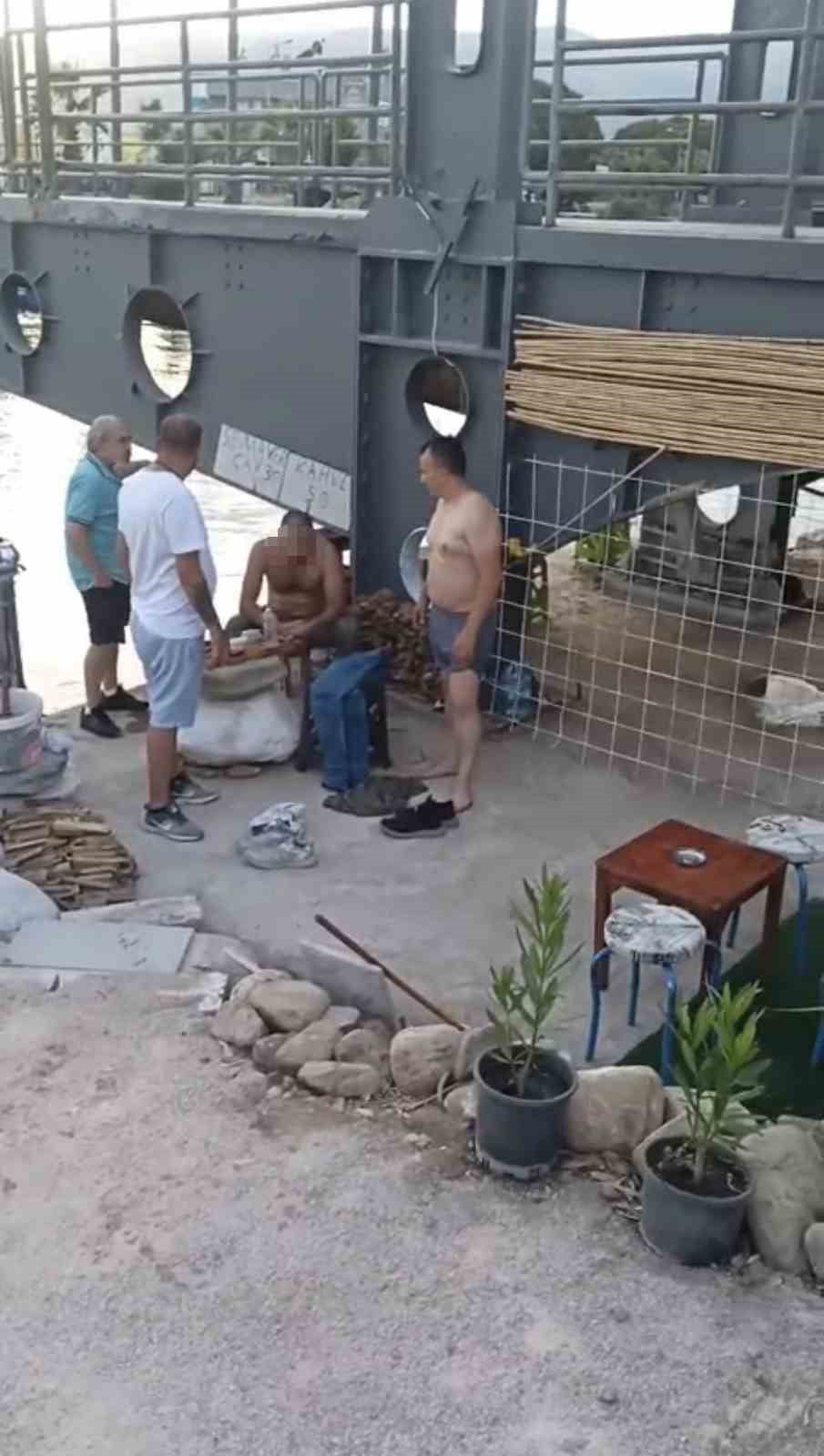 BALIKESİR'İN EDREMİT İLÇESİNDE DENİZDE BOĞULMA TEHLİKESİ GEÇİREN BİR KİŞİ, TESADÜFEN SAHİLDE...