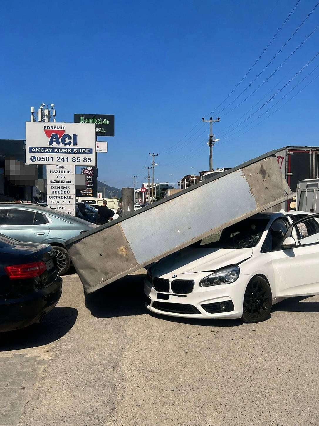 BALIKESİR'İN EDREMİT İLÇESİNE BAĞLI AKÇAY MAHALLESİ'NDE BİR MARKETE AİT OLDUĞU BELİRTİLEN TOTEM...