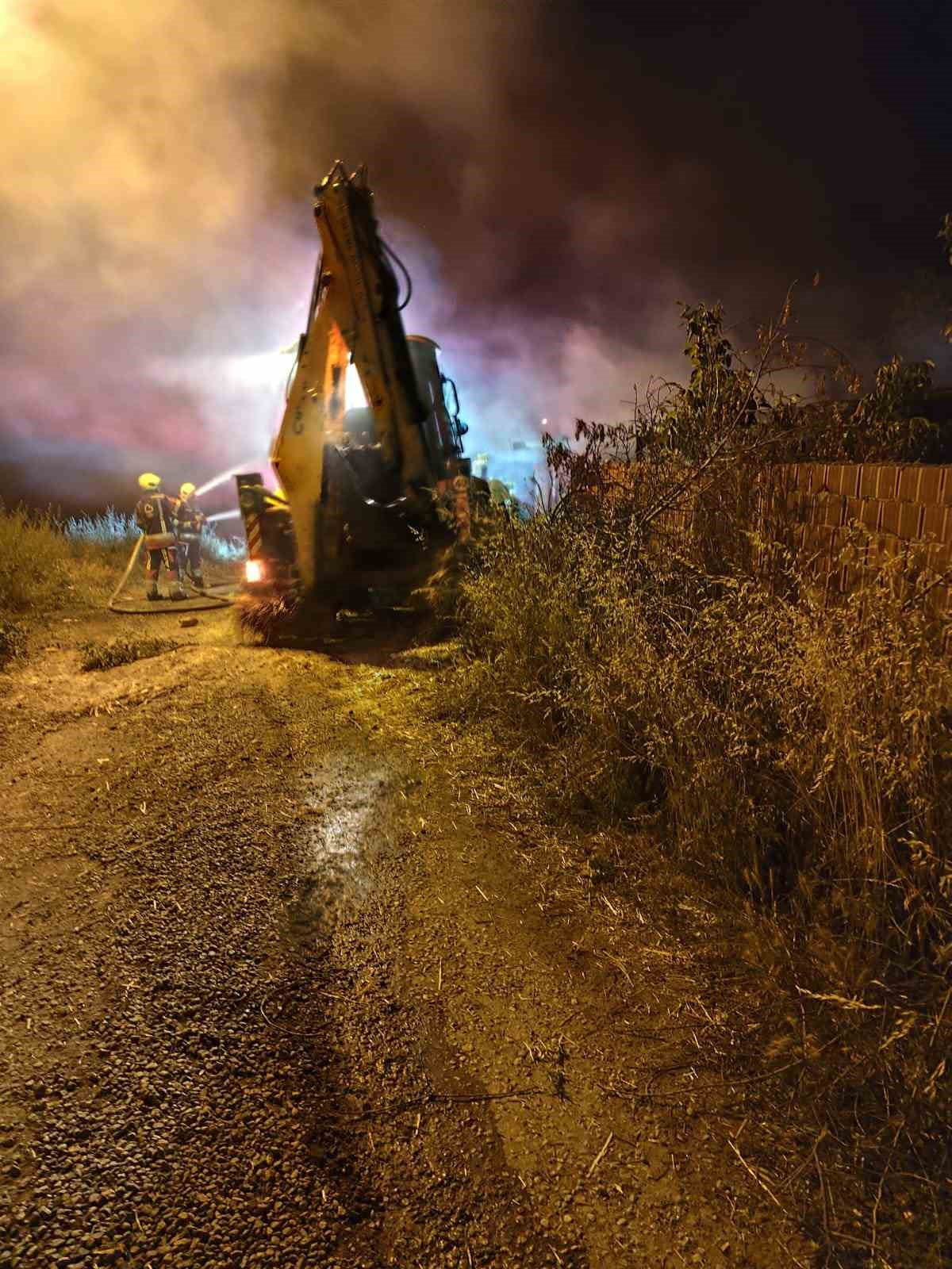 BALIKESİR'İN İVRİNDİ İLÇESİNDE AHIRDA ÇIKAN YANGINDA 200 OT BALYASI KÜL OLDU, 6 AYLIK BİR DÜVE...