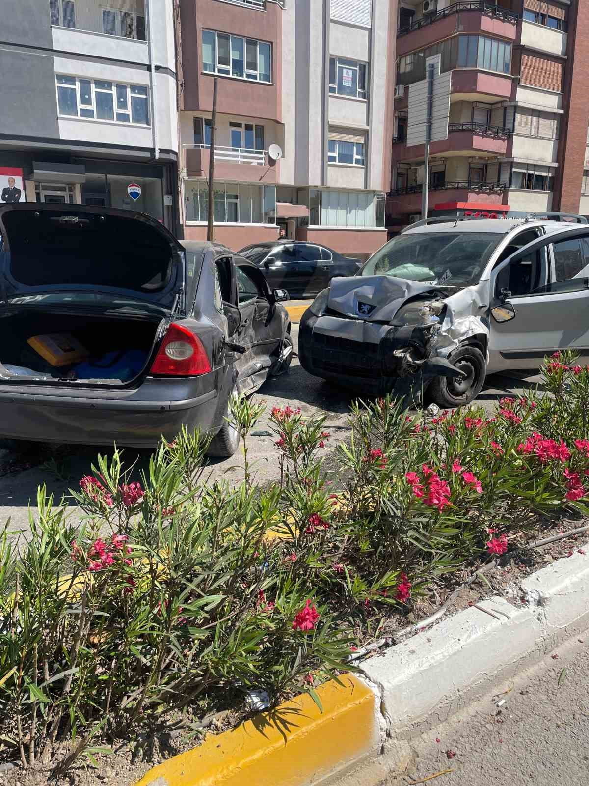 BALIKESİR'İN KARESİ İLÇESİNDE MEYDANA GELEN TRAFİK KAZASINDA 3 KİŞİ YARALANDI.