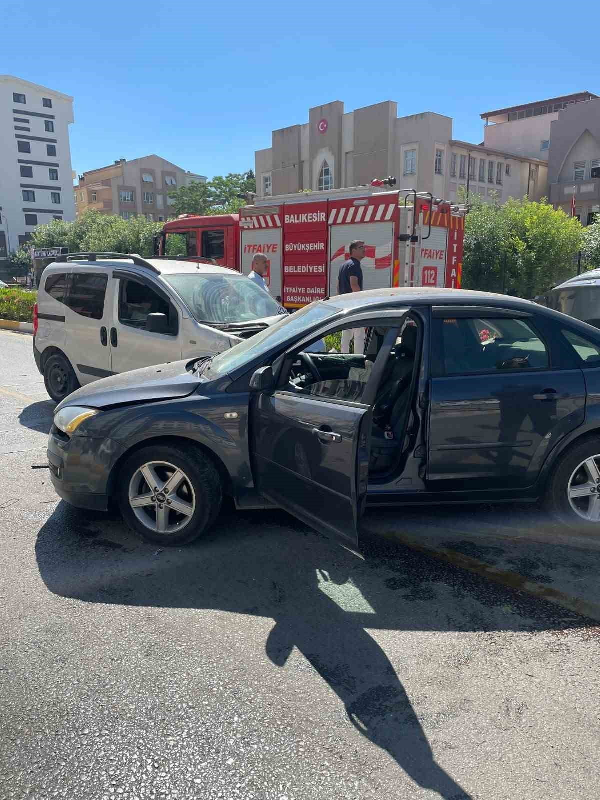 BALIKESİR'İN KARESİ İLÇESİNDE MEYDANA GELEN TRAFİK KAZASINDA 3 KİŞİ YARALANDI.
