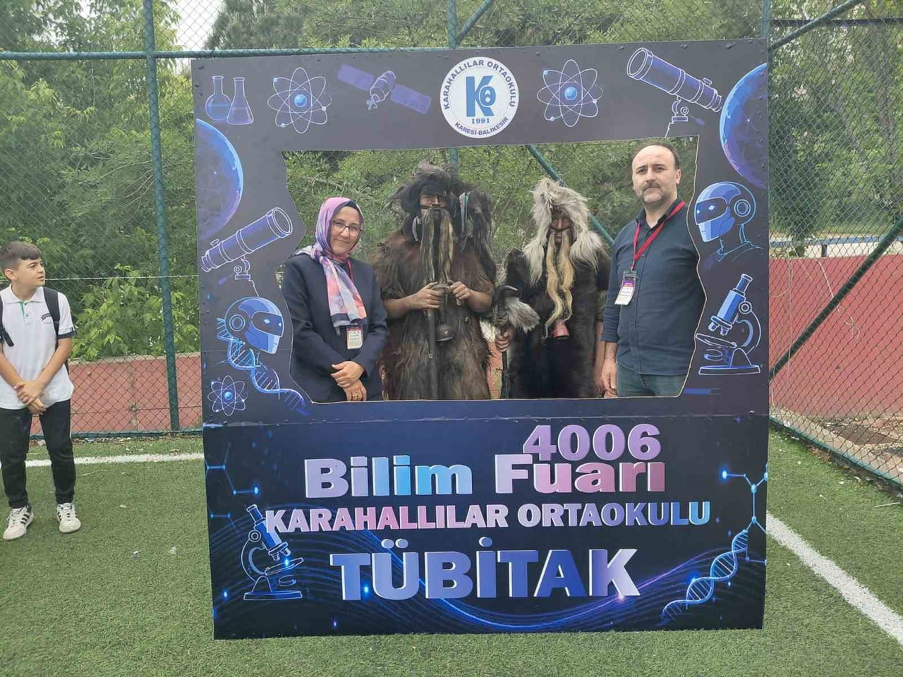 BALIKESİR'İN KARESİ İLÇESİNDEKİ KARAHALLILAR ORTAOKULU ÖĞRENCİLERİ, TÜBİTAK 4006-A BİLİM FUARI...