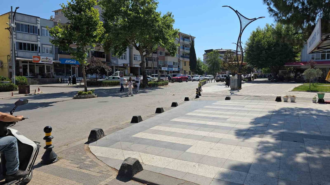 BALIKESİR'İN SINDIRGI İLÇEZİNDE 4.0 BÜYÜKLÜĞÜNDE DEPREM MEYDANA GELDİ.
