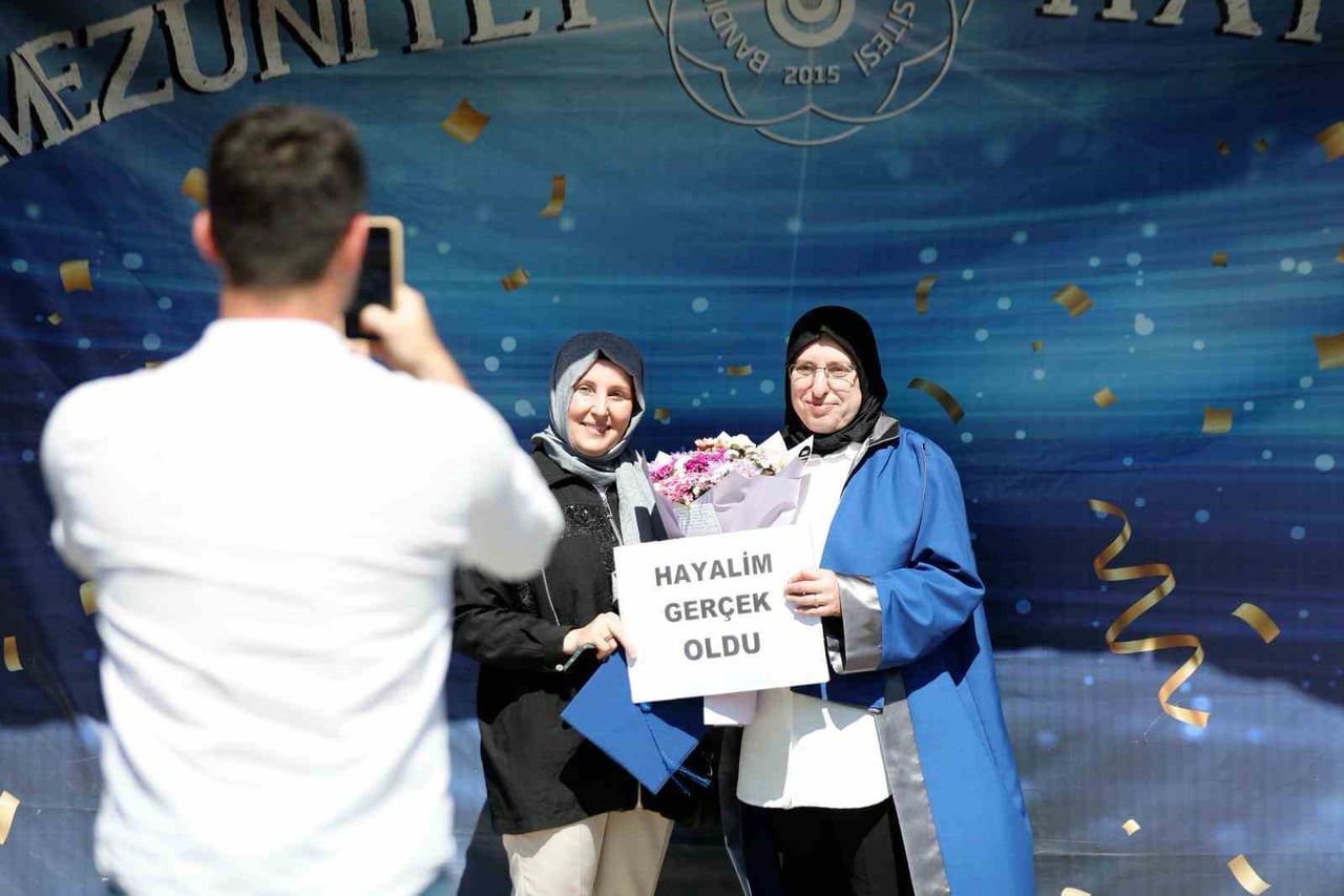 BALIKESİR'İN SUSURLUK İLÇESİNDE YAŞAYAN 54 YAŞINDAKİ KADRİYE ÜLKE, 12 YAŞINDA ARA VERMEK ZORUNDA...