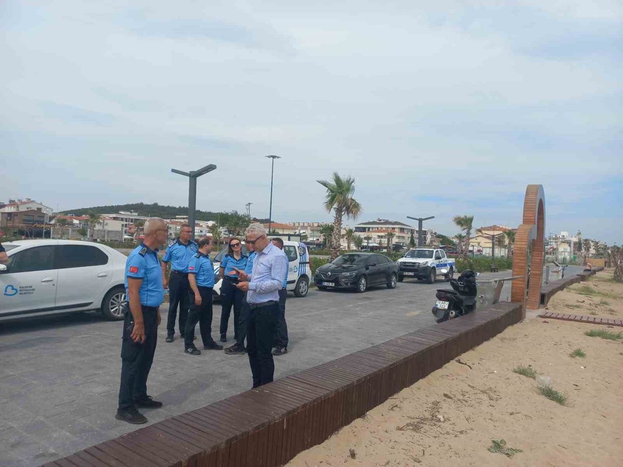 BALIKESİR BÜYÜKŞEHİR BELEDİYESİ ZABITA EKİPLERİ, AYVALIK SARIMSAKLI PLAJI SORUMLULUK ALANLARINDAKİ...