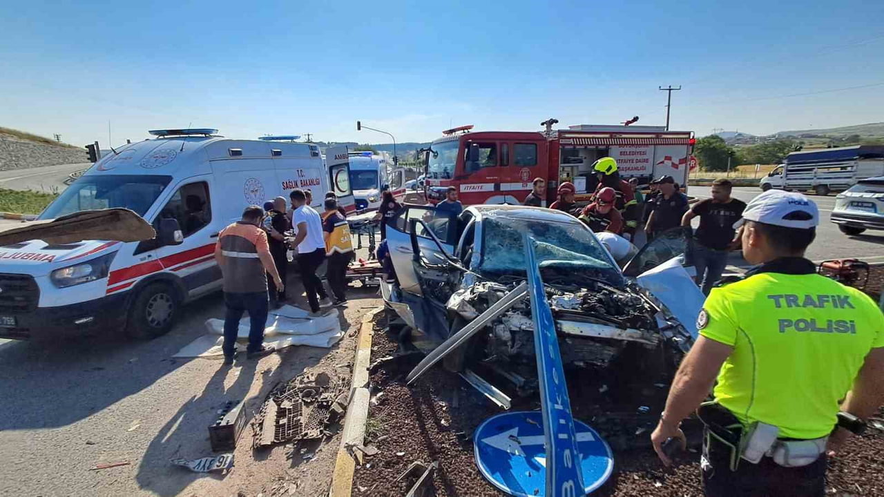 BALIKESİR-EDREMİT YOLUNDA MEYDANA GELEN TRAFİK KAZASINDA 1'İ AĞIR 5 KİŞİ YARALANDI.