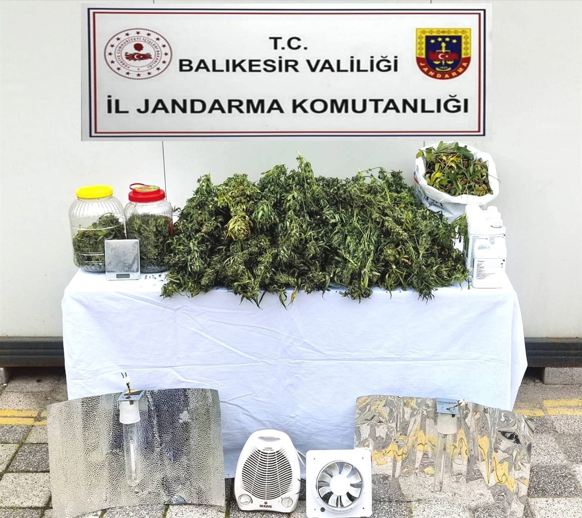 BALIKESİR İL JANDARMA KOMUTANLIĞI EKİPLERİ, 5 İLÇEDE EVLERİNİ İKLİMLENDİRME SİSTEMİYLE UYUŞTURUCU...