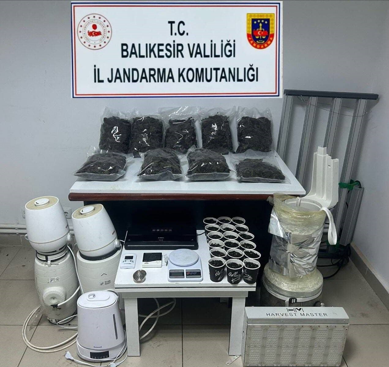 BALIKESİR İL JANDARMA KOMUTANLIĞI EKİPLERİNCE, İL GENELİNDE UYUŞTURUCU MADDE ÜRETİMİ VE TİCARETİNE...
