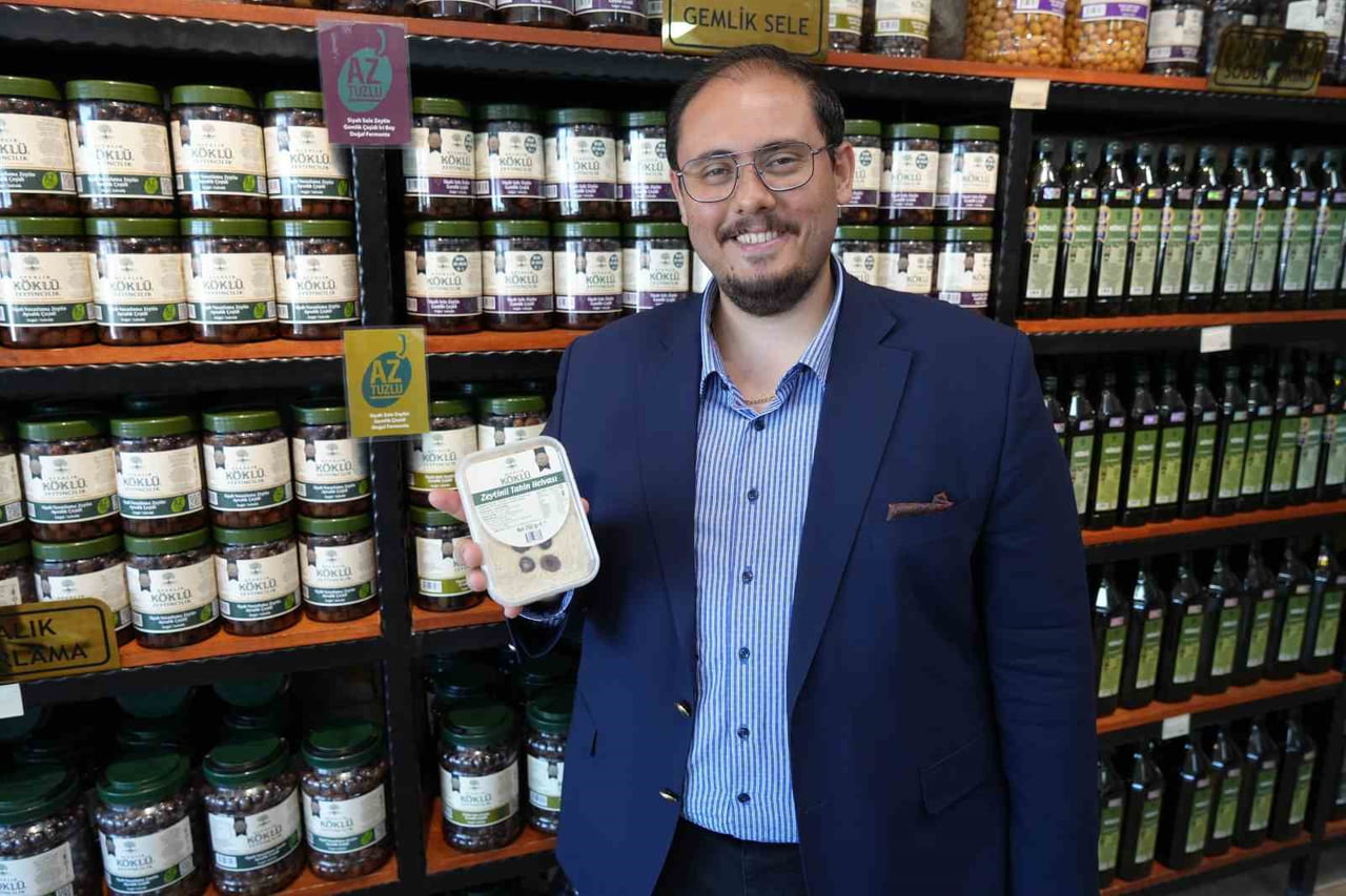BALIKESİR’İN AYVALIK İLÇESİN’DE FAALİYET GÖSTEREN ZEYTİN VE ZEYTİNYAĞI ÜRETİCİSİ MUSTAFA...