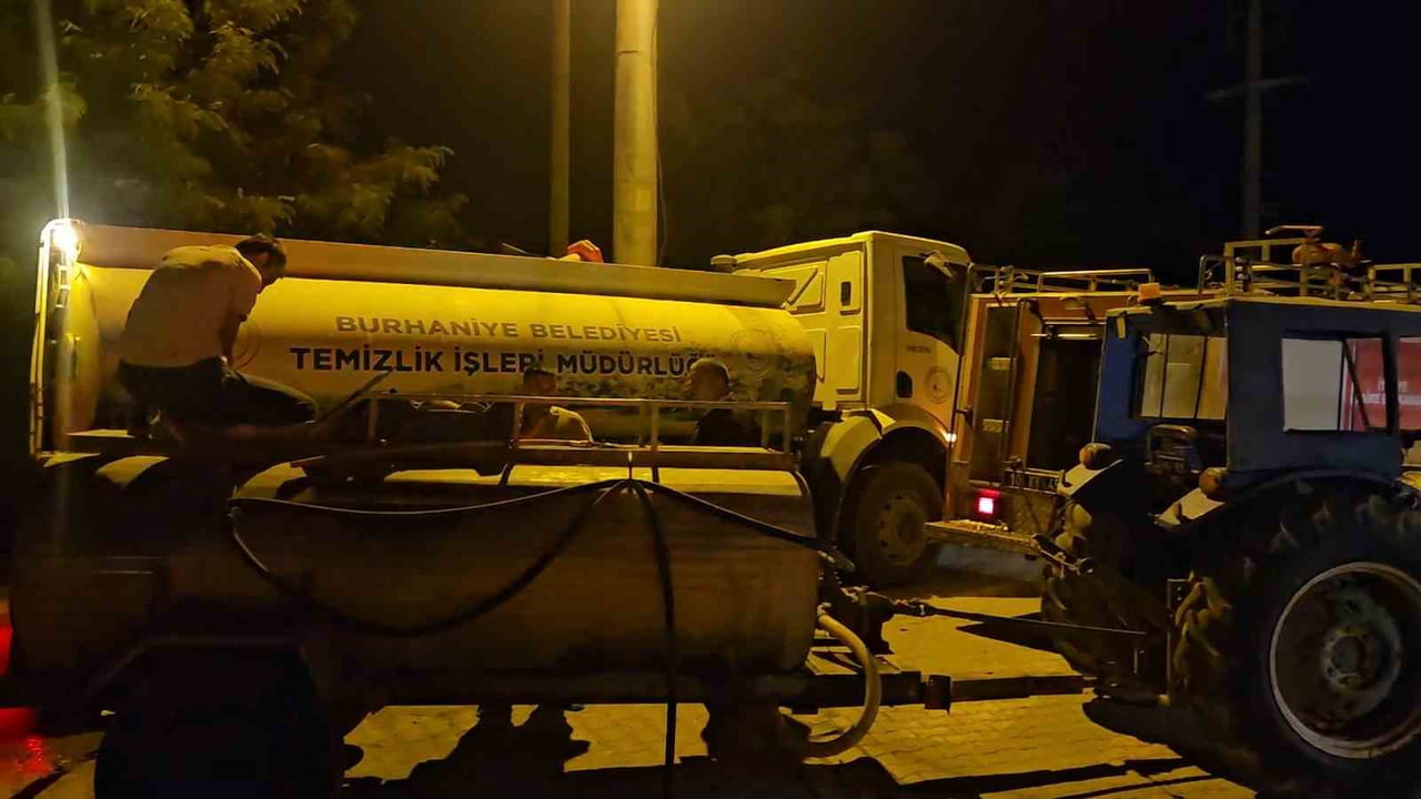 BALIKESİR’İN BURHANİYE İLÇESİNE BAĞLI ŞARKÖY MAHALLESİ’NDE OTLUK ALANDA ÖRTÜ YANGINI ÇIKTI....