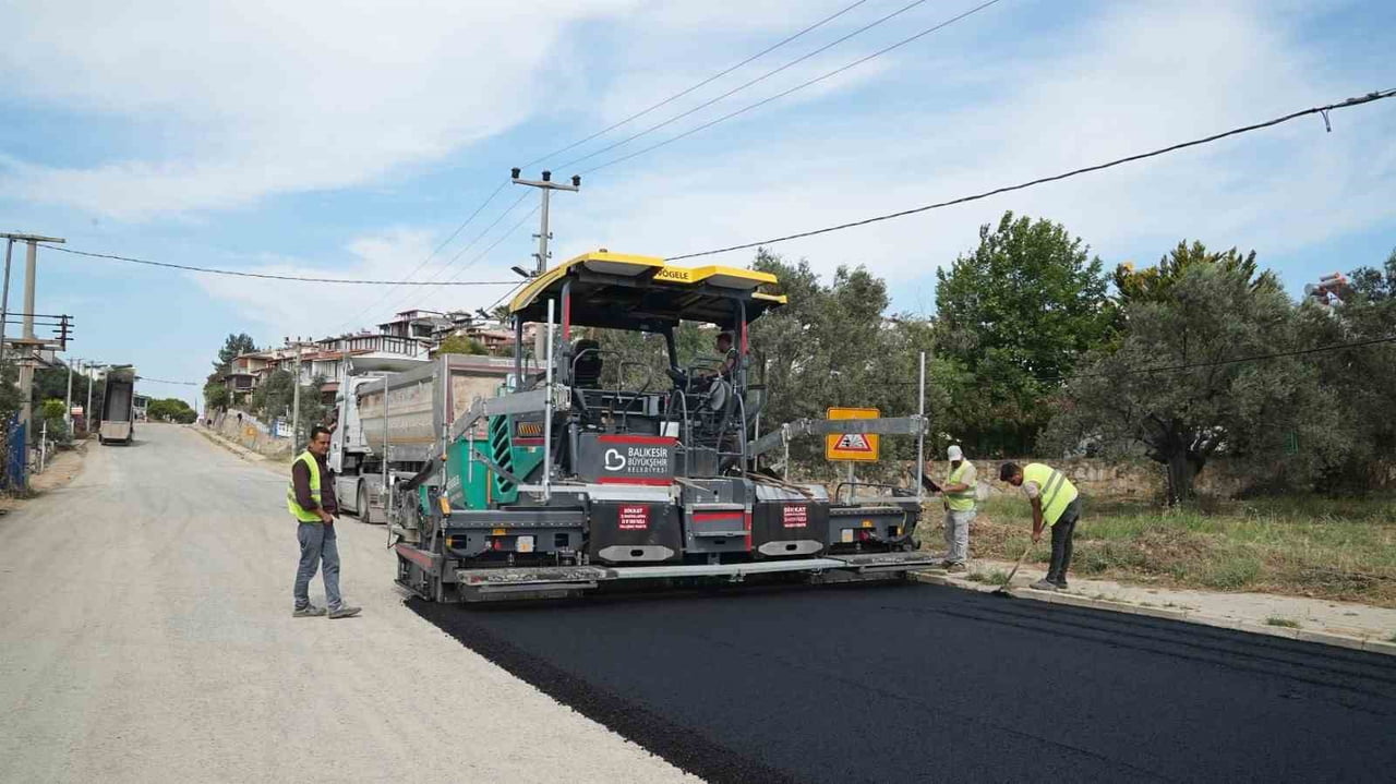 BALIKESİR’İN DÖRT BİR YANINDA YOLLARA BÜYÜKŞEHİR DOKUNUŞU