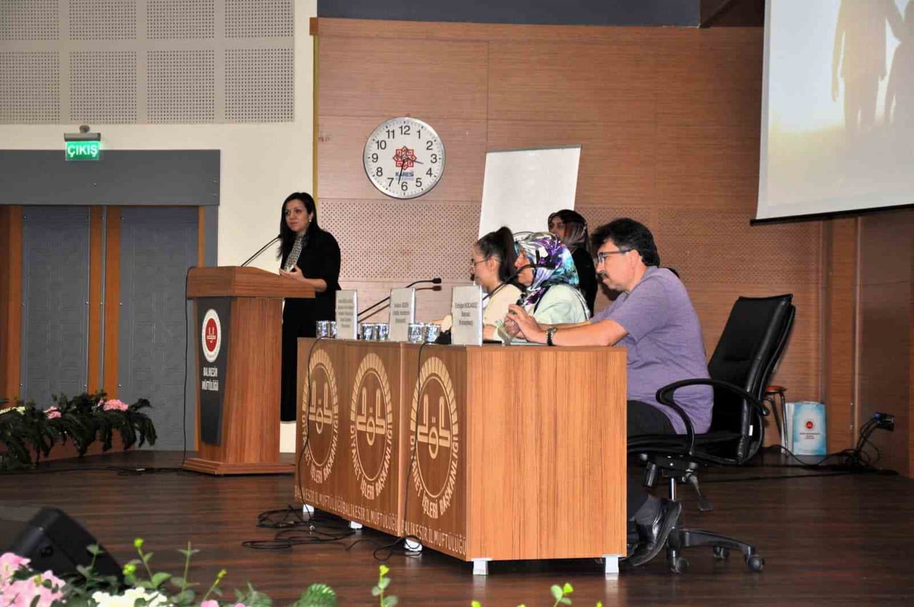 BALIKESİR "BİR YETİME AİLE OLMAK" KONULU PANEL DÜZENLENDİ.