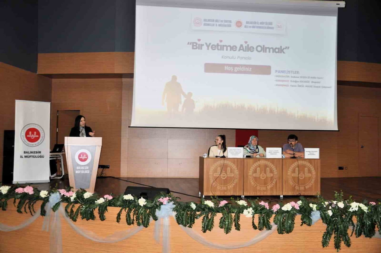 BALIKESİR "BİR YETİME AİLE OLMAK" KONULU PANEL DÜZENLENDİ.