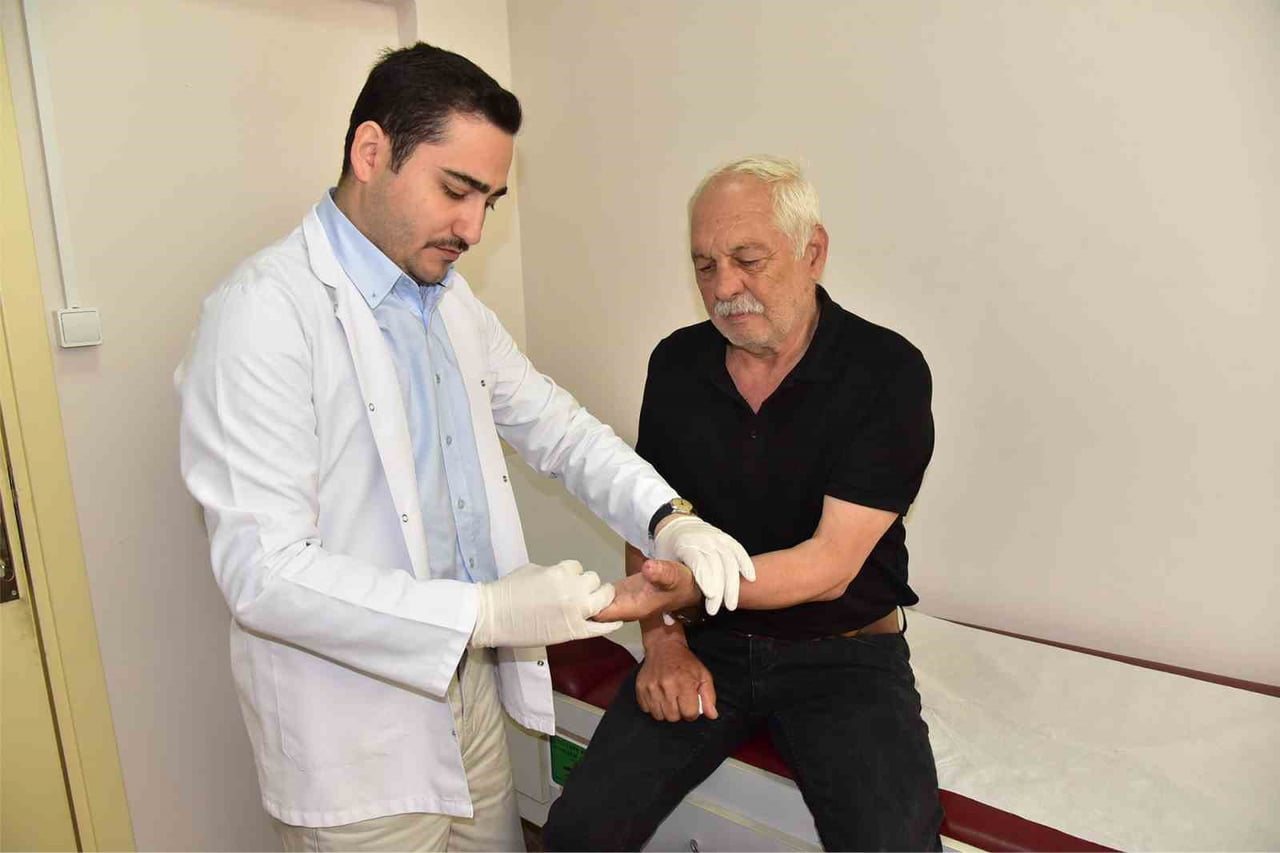 BALIKESİR ÜNİVERSİTESİ (BAÜN) HASTANESİNDE 70 YAŞINDAKİ HASTANIN MOTORLU TESTERE KAZASINDA KOPAN...
