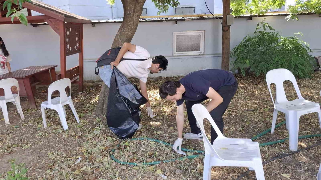 BALIKESİR ÜNİVERSİTESİ EDREMİT MESLEK YÜKSEKOKULU ÖĞRENCİLERİ, "GÖNÜLLÜLÜK DERSİ" KAPSAMINDA...