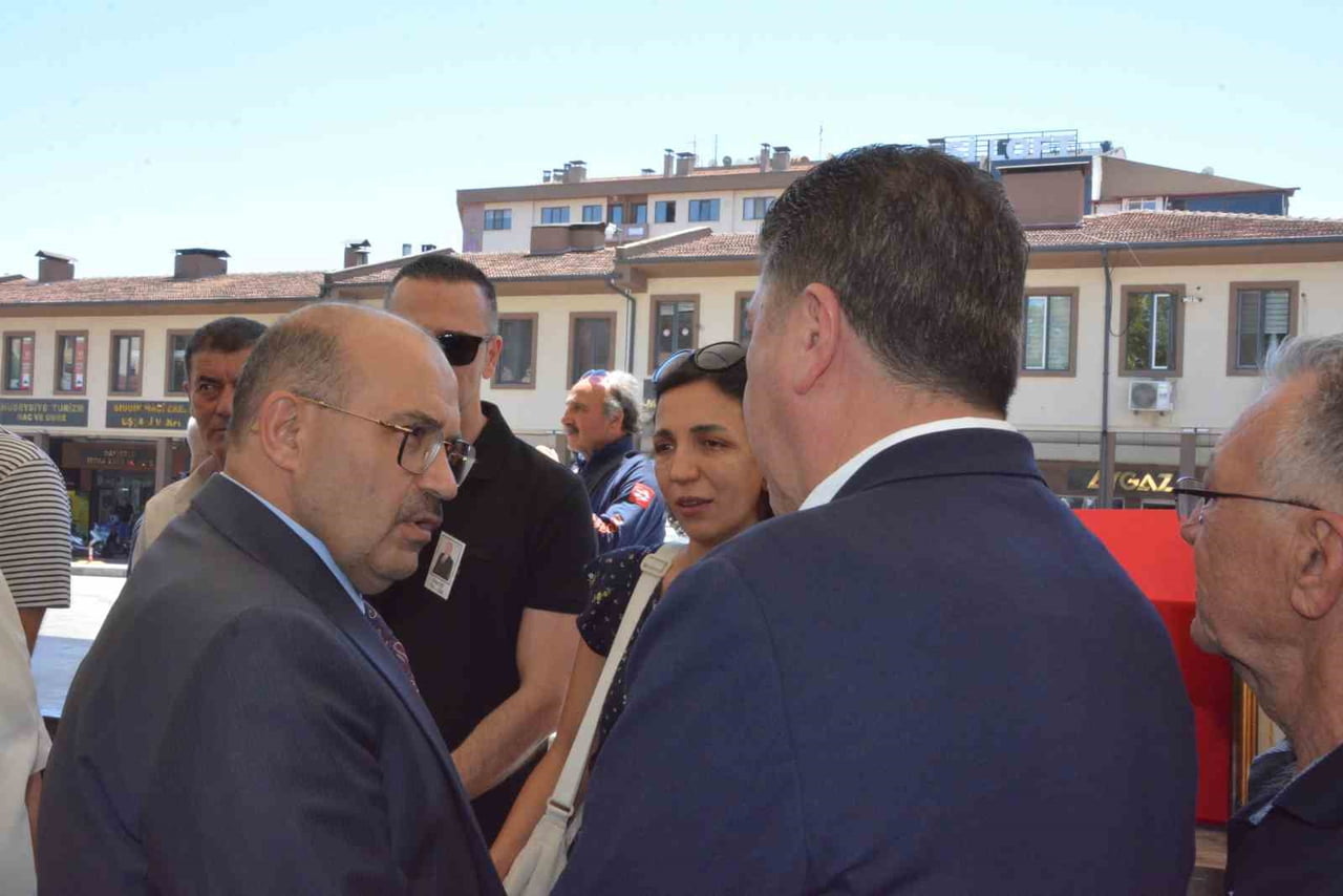 BALIKESİR VALİSİ İSMAİL USTAOĞLU (SOLDA) SÜR'ÜN YAKINLARINA CENAZE TÖRENİ ÖNCESİ BAŞSAĞLIĞI...