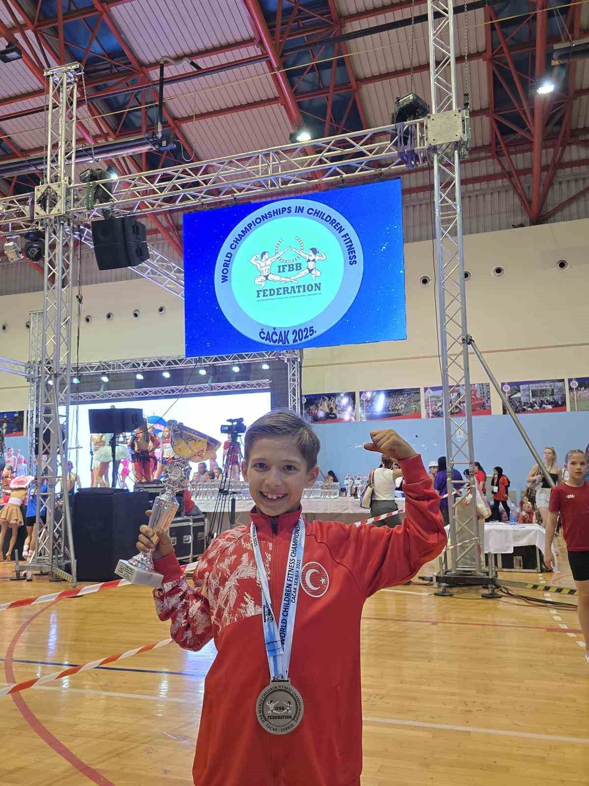 BALIKESİRLİ ŞAMPİYON SPORCUDAN ‘MADALYADAN, KİTABA’ RAFLARDA