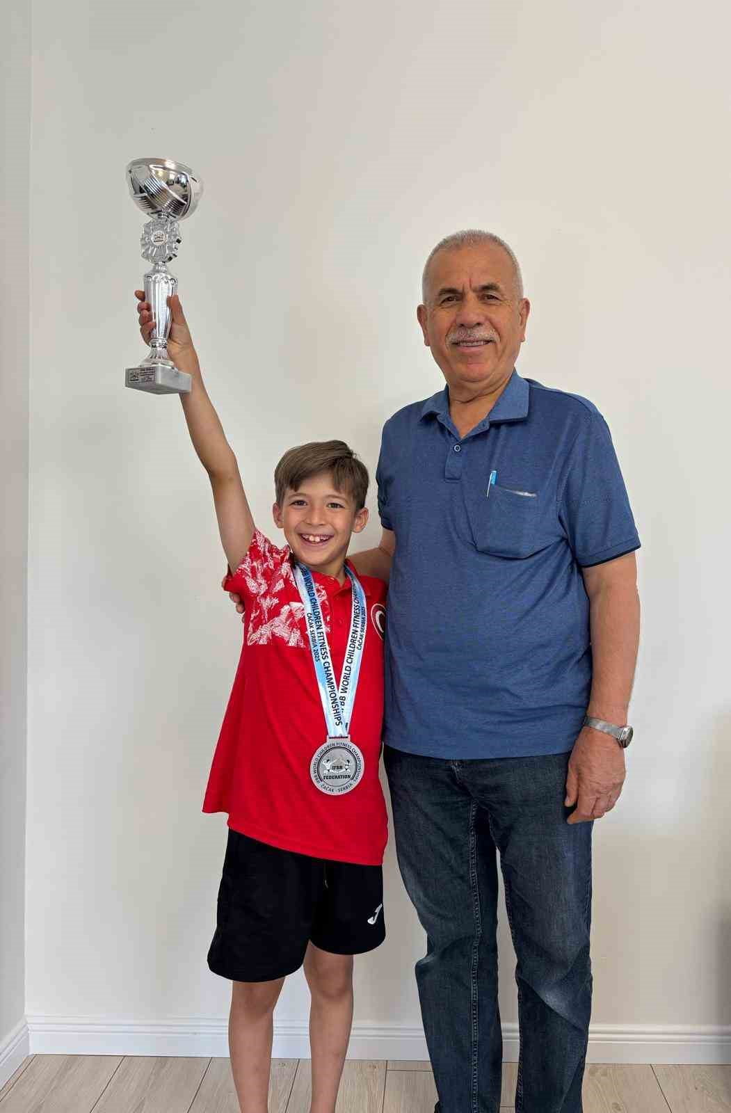 BALIKESİRLİ ŞAMPİYON SPORCUDAN ‘MADALYADAN, KİTABA’ RAFLARDA DEDE İSMAİL SARIÇAY