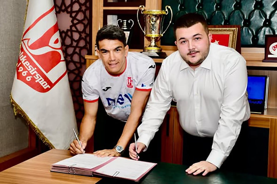 BALIKESİRSPOR’DA AKIN AKMAN İMZAYI ATTI