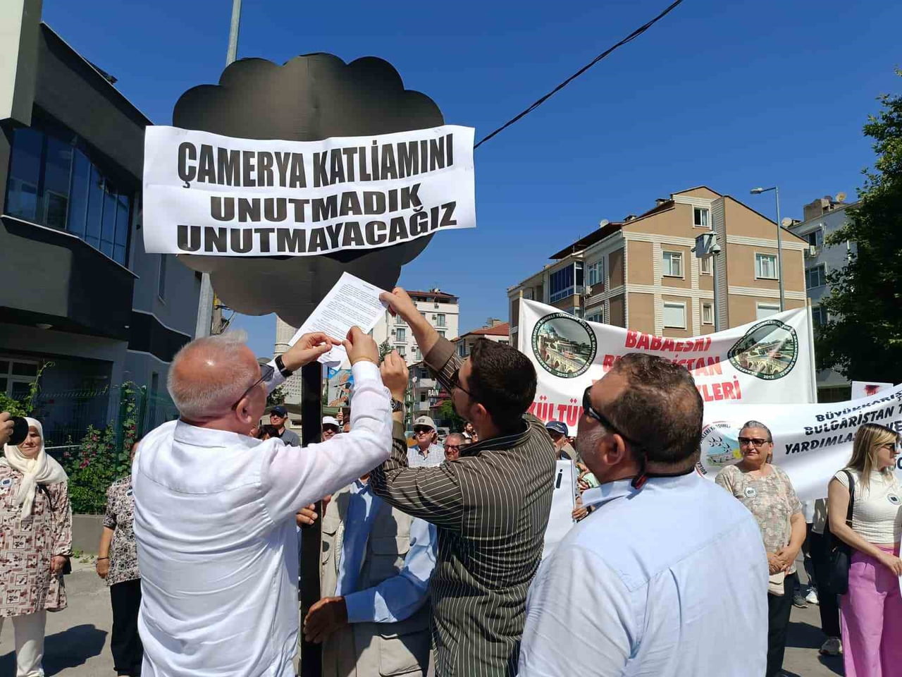 BALKAN TÜRKLERİ FEDERASYONU ÜYELERİ, ÇAMERYALI MÜSLÜMAN ARNAVUTLARA YÖNELİK KATLİAMIN 82. YILI...