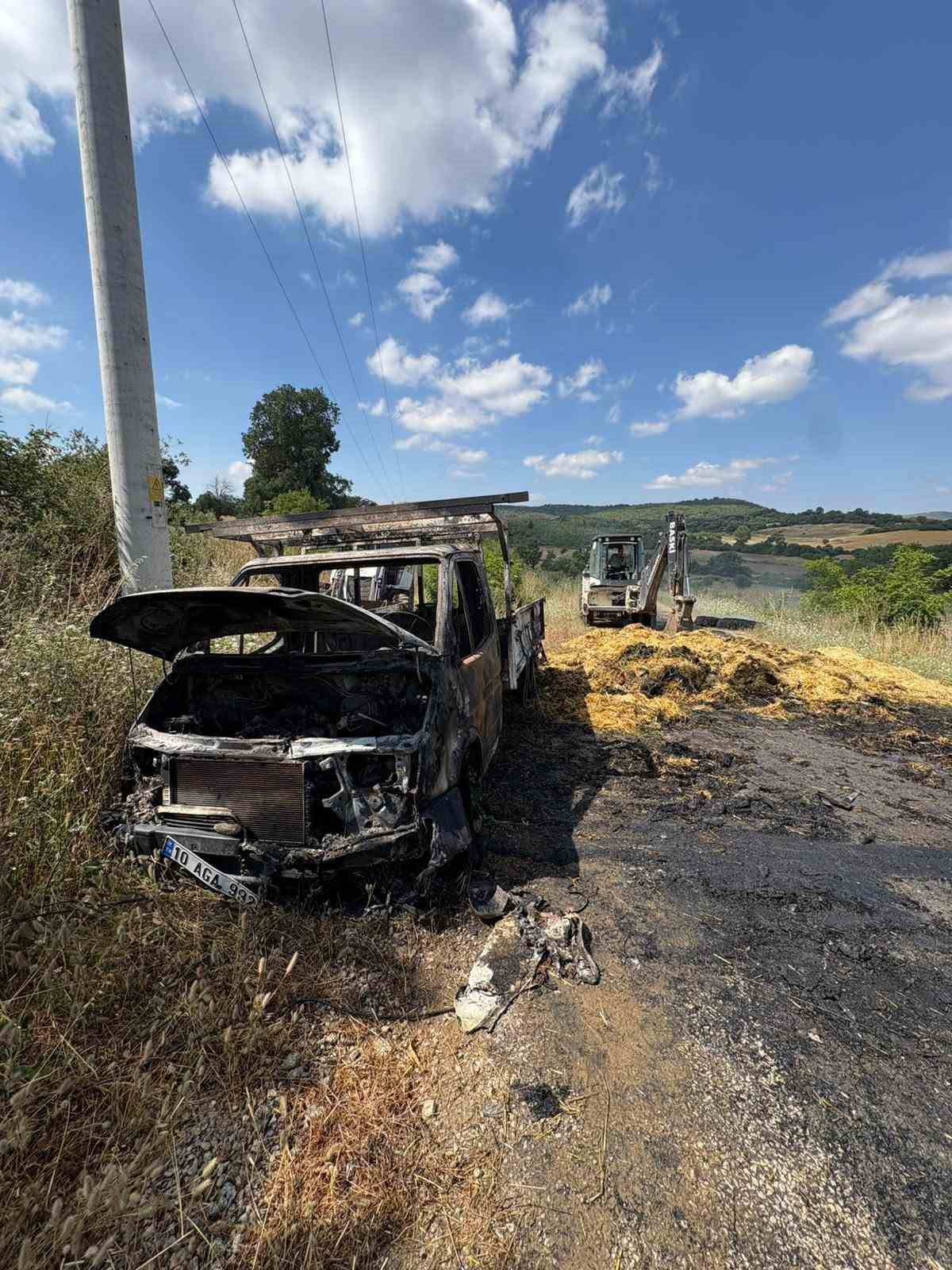 BALYA İLÇESİNDE, SAMAN YÜKLÜ KAMYONET ALEV ALIRKEN, ORMANA SIÇRAYAN YANGIN İTFAİYENİN VE ORMAN...