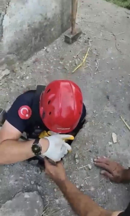 BALYOZLA GENİŞLETİLEN KUYUDAN YAVRU KEDİ KURTARILDI