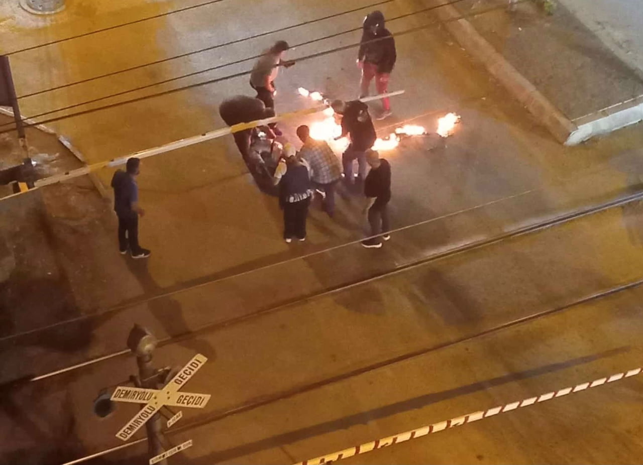 BANDIRMA’DA HELYUM BALONLARI YÜKSEK GERİLİM HATTINA TEMAS ETTİ: 1 KİŞİ YARALANDI