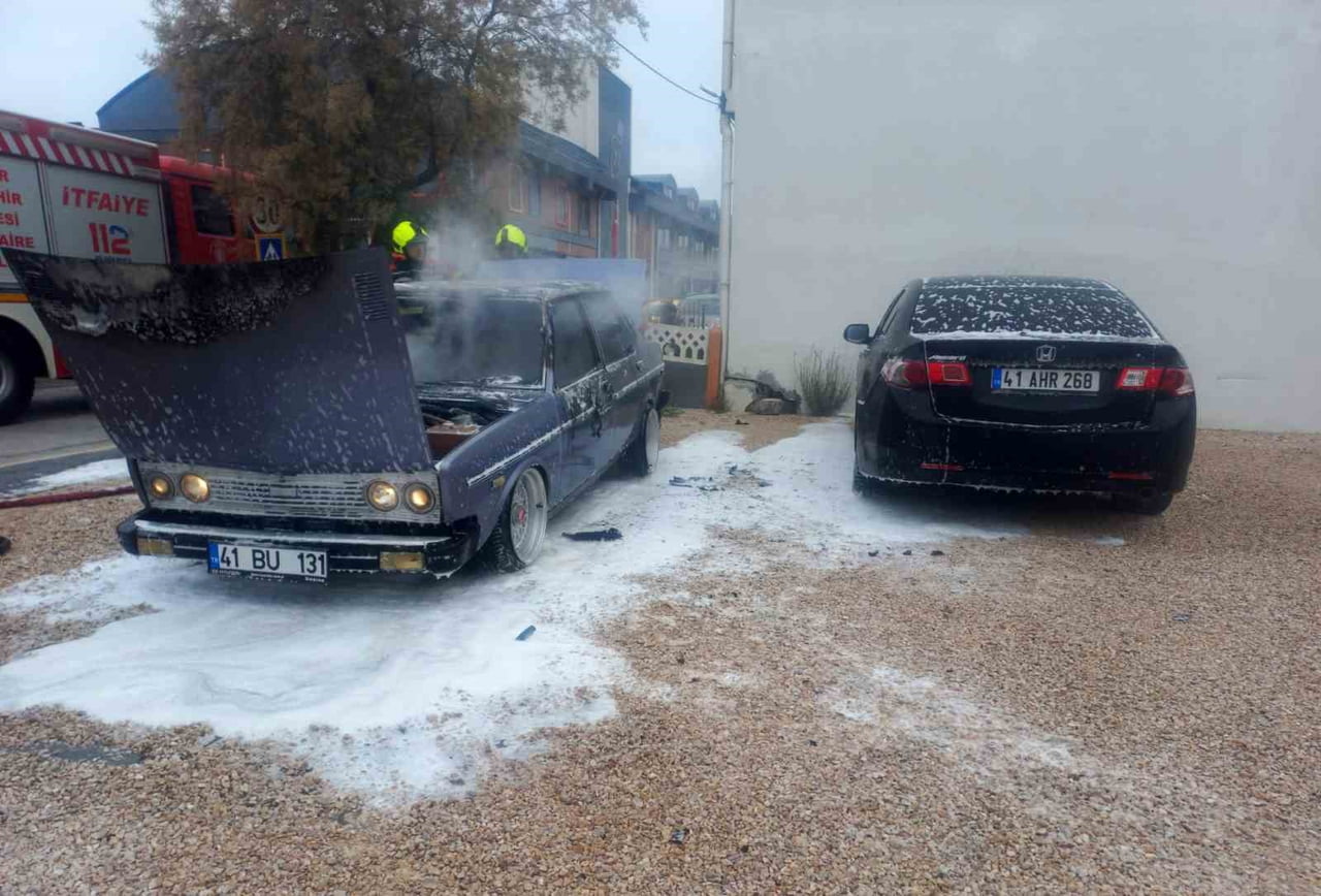 BANDIRMA İLÇESİNDE PARK HALİNDEKİ OTOMOBİLDE ÇIKAN YANGIN İTFAİYE EKİPLERİNİN MÜDAHALESİYLE...