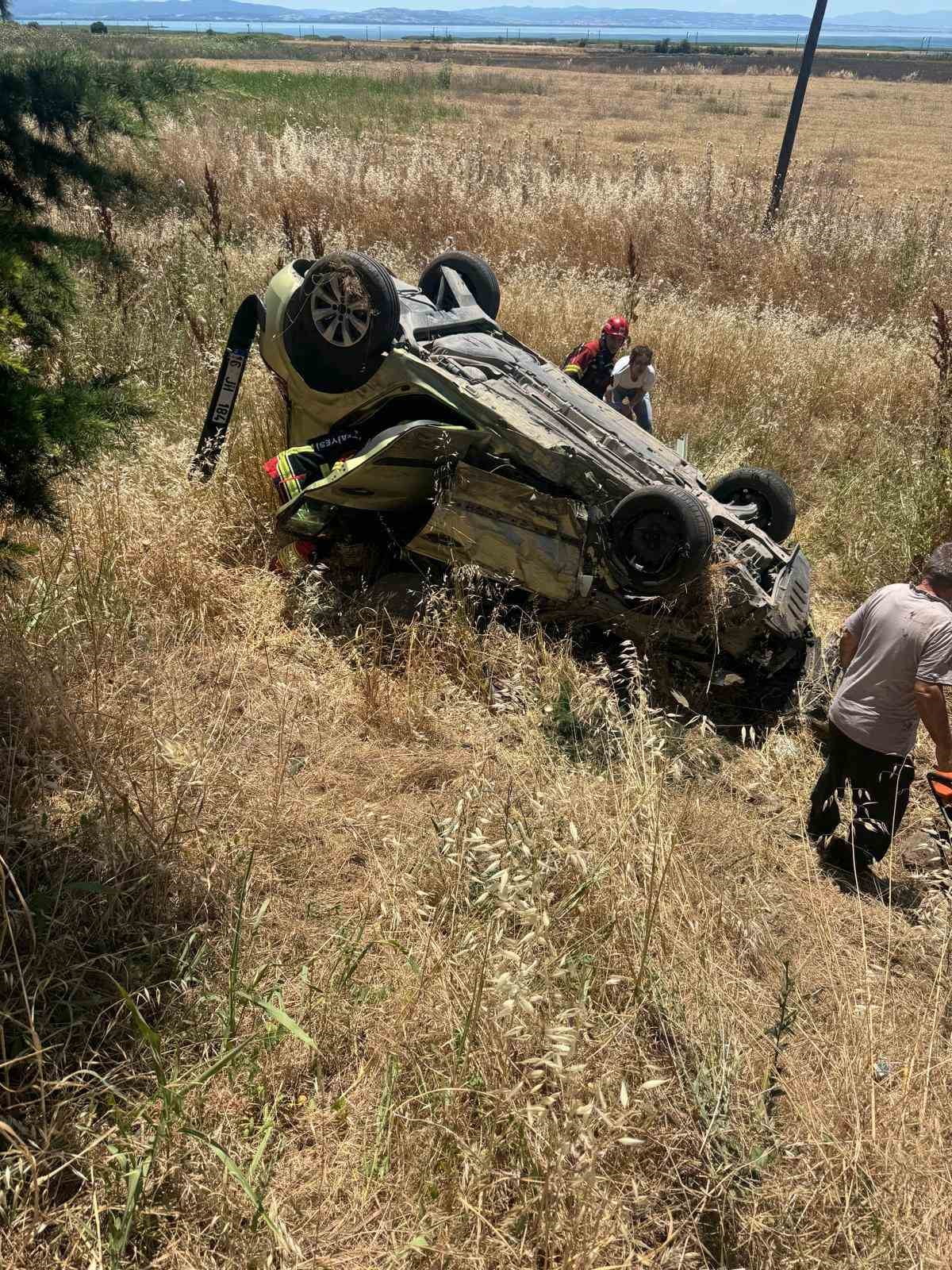 BANDIRMA-SUSURLUK KARA YOLUNDA YEŞİLÇOMLU KAVŞAĞI YAKINLARINDA MEYDANA GELEN TRAFİK KAZASINDA 1...