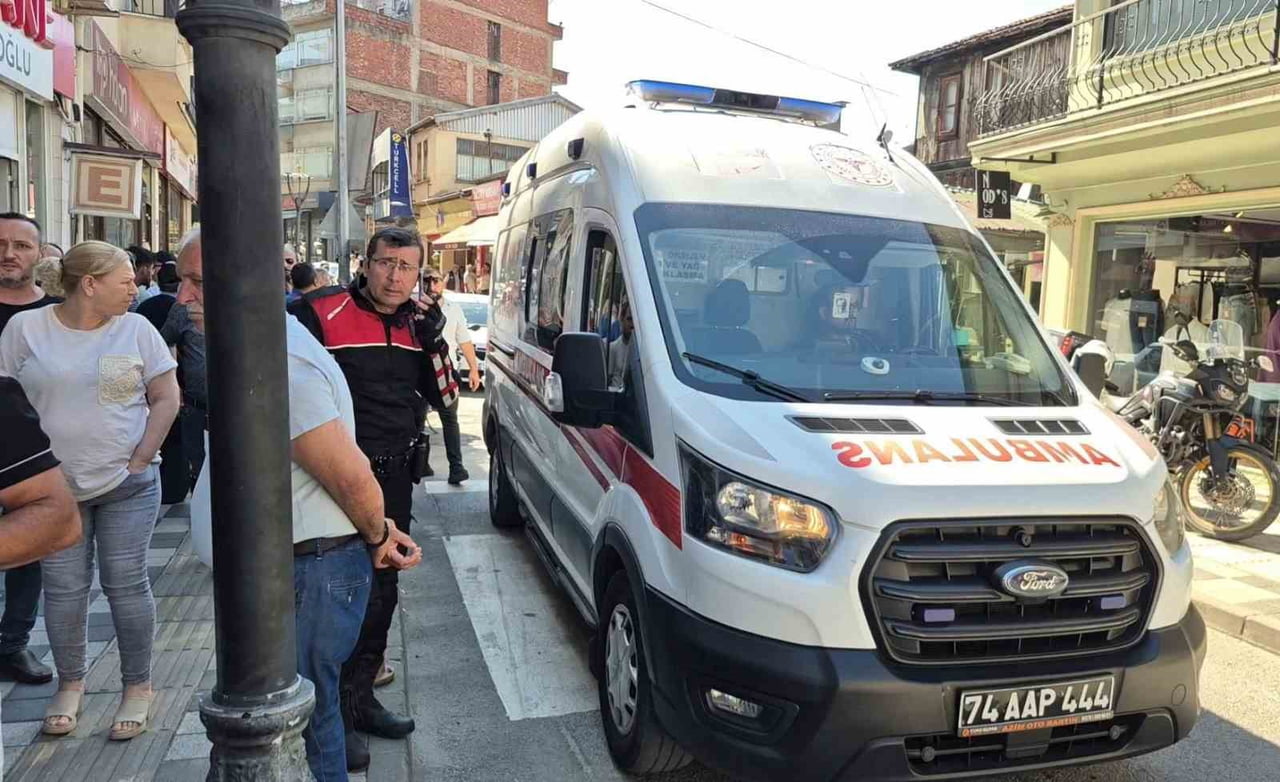 BARTIN'DA KALABALIK BİR CADDE ORTASINDA YARALI VE BAYGIN HALDE BULUNAN BİR KİŞİ, HASTANEYE...