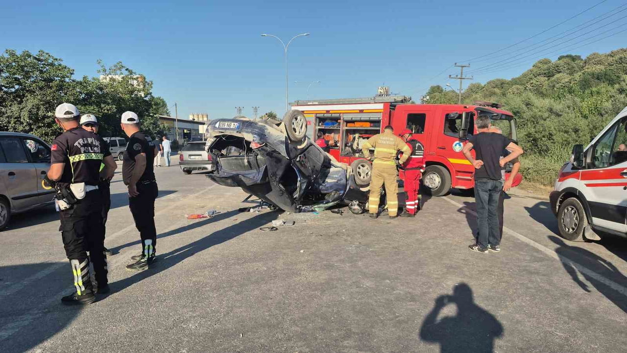 BARTIN'DA MOTOSİKLETİN ÇARPTIĞI OTOMOBİL DEVRİLDİ. KAZADA 2'Sİ AĞIR 4 KİŞİ YARALANDI.