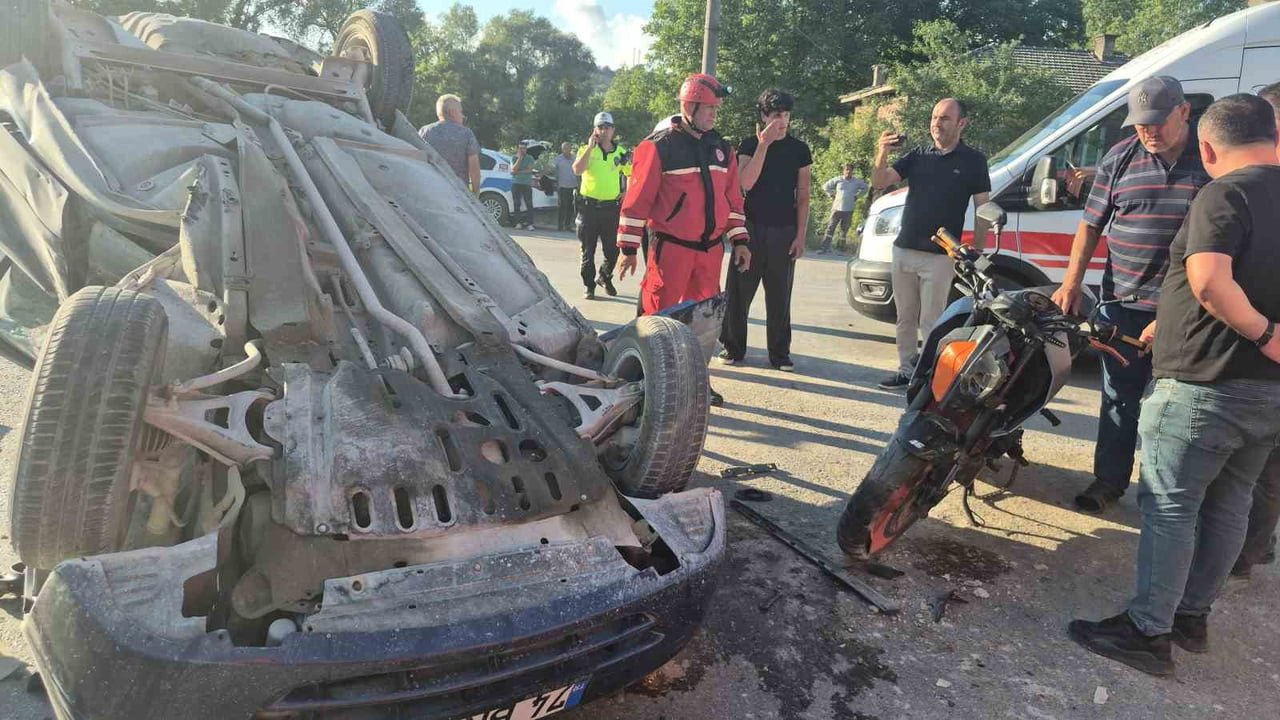 BARTIN'DA MOTOSİKLETİN ÇARPTIĞI OTOMOBİL DEVRİLDİ. KAZADA 2'Sİ AĞIR 4 KİŞİ YARALANDI.