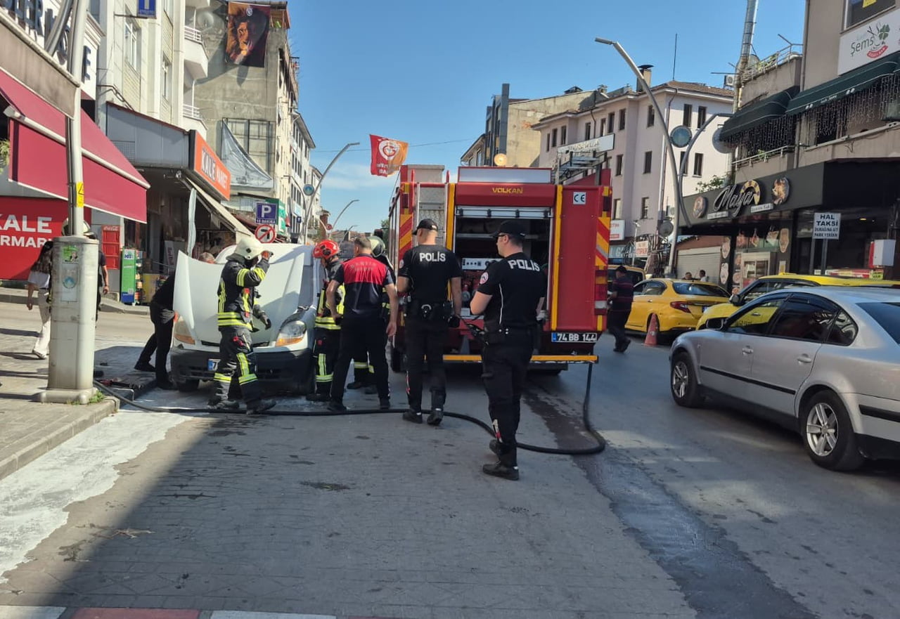 BARTIN'DA SEYİR HALİNDEKİ BİR ARAÇTA ÇIKAN YANGIN EKİPLER TARAFINDAN SÖNDÜRÜLDÜ. EKİPLERİN...