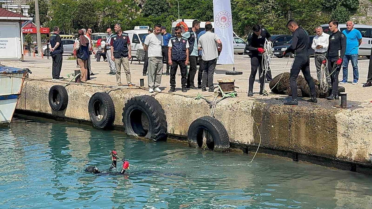 BARTIN'IN AMASRA İLÇESİNDE ÇEVRE HAFTASI NEDENİYLE DÜZENLENEN ETKİNLİKTE DALGIÇLAR DENİZDEKİ...