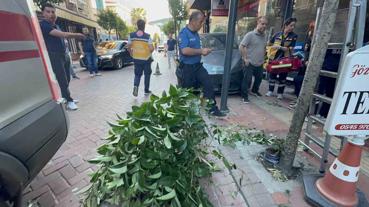 BARTIN'IN AMASRA İLÇESİNDE OTOMOBİLİ İLE SEYİR HALİNDE BULUNAN SÜRÜCÜ FREN YERİNE GAZA BASINCA...